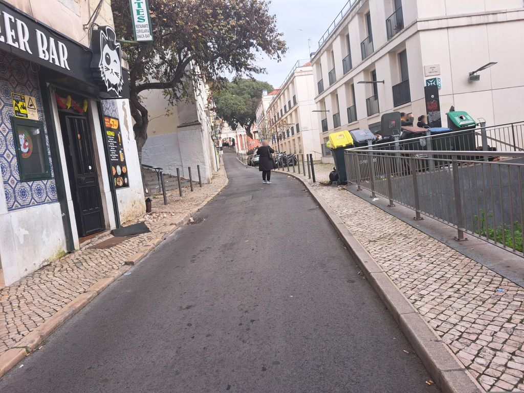 Edifício na Rua do Arco da Graça, esquina com a Calçada Nova do Colégio